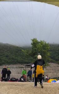 MANUALI I MBIJETESËS PËR PILOTËT E PARAGLLAJDIT NÊSE ATERON DHUMSHËM DIKU LARG!